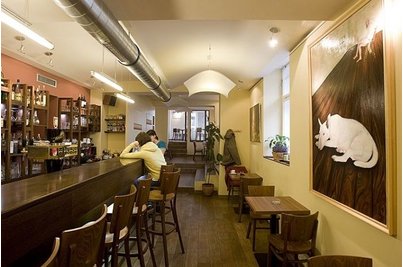 Café Decada - bar s židlemi 479 v Café Decada