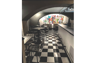 Gin Twist Bar - barové židle Maurice a stoly Paris s trnoží