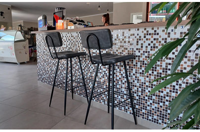 Kavárna Okružní - interiér - barové židle Maurice