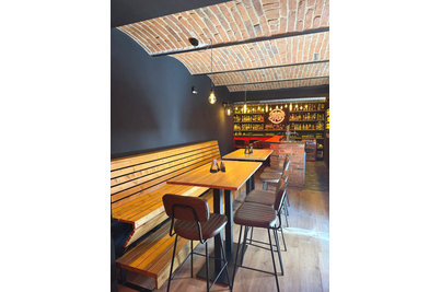 Sinner´s Pub - barové židle Stanley a barové stoly Prato 30