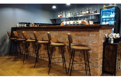 Belgický bar Be Silly - barové židle Stanley čalouněné ekokůží
