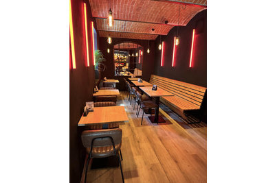 Sinner´s Pub - industriální židle Stanley a stoly Prato 16