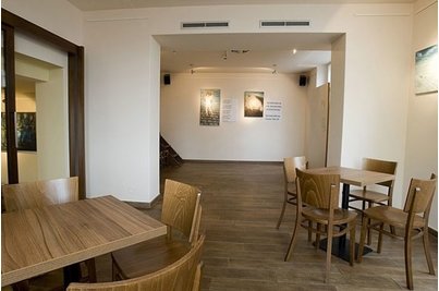 Café Decada - kavárenské stoly s laminovanými deskami v Café Decada