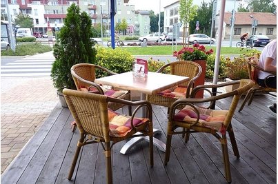 Café 22 Uhříněves - Křesílka Costa stůl Trento 4QSM