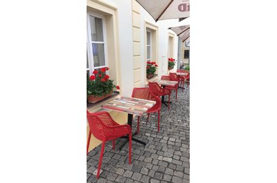 Pizzeria Garofalo - křesla AIR a stoly se samovyrovnávací podnoží STABLE TABLE