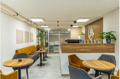 Yoga Hub Café - křesla Alfonse a lavice Karin