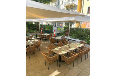 Restaurace Le Marché - křesla Baleric a samovyrovnávaci stoly StableTable