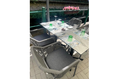 Restaurace Le Marché - křesla Baleric a samovyrovnávaci stoly StableTable