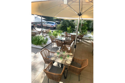 Restaurace Le Marché - křesla Baleric a samovyrovnávaci stoly StableTable