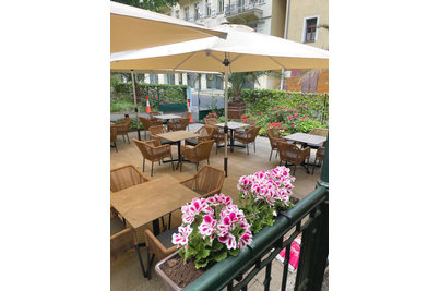 Restaurace Le Marché - křesla Baleric a samovyrovnávaci stoly StableTable