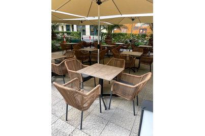 Restaurace Le Marché - křesla Baleric a samovyrovnávaci stoly StableTable