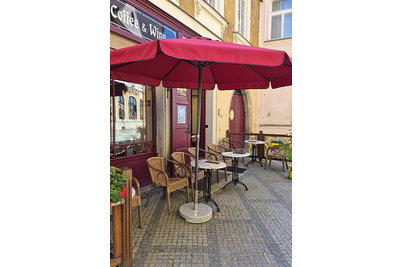 Cyklopenzion Kasper - křesla Costa a stoly Empira 3 s deskou o průměru 60cm