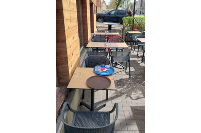 Café Bar Lampičky - křesla GIANET a stoly Verona Anthracite s kompaktní deskou Colorado 65x65cm