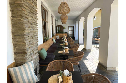 Resort Štilec - křesla JACCO a stoly Flat 14