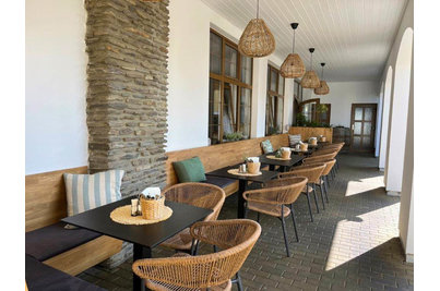Resort Štilec - křesla JACCO a stoly Flat 14