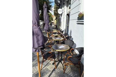 Boko bistro Vinohrady - zahrádka - křesla Marino Classic Black a stoly Empire 3 s deskou Marrakesh