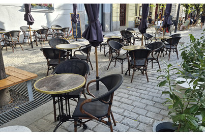 Boko bistro Vinohrady - zahrádka - křesla Marino Classic Black a stoly Empire 3 s deskou Marrakesh