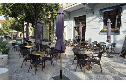 Boko bistro Vinohrady - zahrádka - křesla Marino Classic Black a stoly Empire 3 s deskou Marrakesh