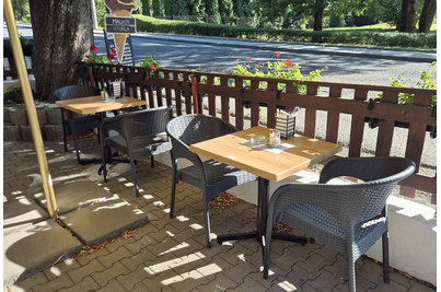Restaurace Kocián - křesla PANAMA a stoly StableTable odolné proti kývání s werzalitovou deskou v dekoru Indiana