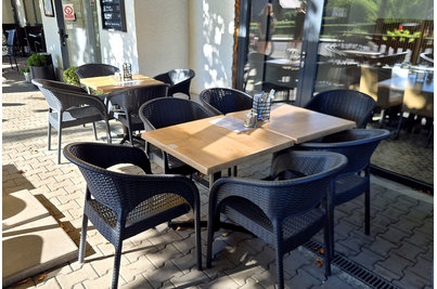 Restaurace Kocián - křesla PANAMA a stoly StableTable odolné proti kývání s werzalitovou deskou v dekoru Indiana