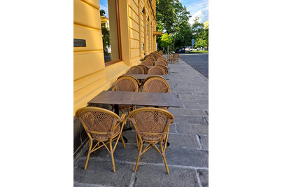 Café Otava Písek - křesla Rochelle a samovyrovnávací stoly StableTable s tenkou kompaktní deskou