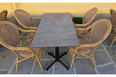 Café Otava Písek - křesla Rochelle a samovyrovnávací stoly StableTable s tenkou kompaktní deskou
