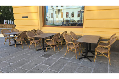Café Otava Písek - křesla Rochelle a samovyrovnávací stoly StableTable s tenkou kompaktní deskou