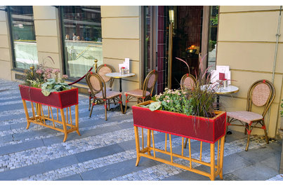 Tretters a Kovarik Bar - květináče BLUM, židle PARIS a stoly Bistro 3 RFC