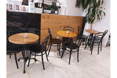Café Ignác Jihlava - podnože Dominique 3 s masivní dřevěnou deskou