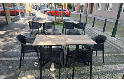 Beef House Grill & Bar - samovyrovnávací stoly StableTable a židle MINUSH