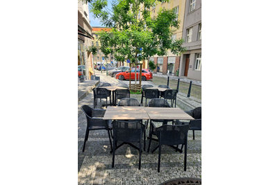 Beef House Grill & Bar - samovyrovnávací stoly StableTable a židle MINUSH