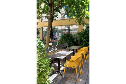 Modrý dveře - samovyrovnávací stoly StableTable a židle MINUSH