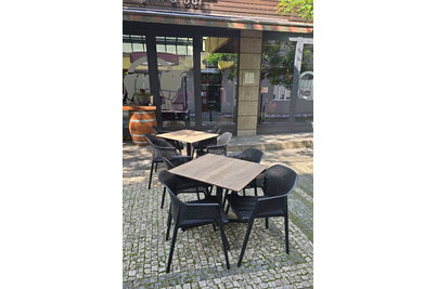 Beef House Grill & Bar - samovyrovnávací stoly StableTable a židle MINUSH