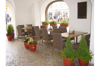 Restaurace U minuty - stoly a židle v podloubí