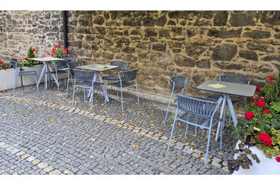 Café bar Písek - stoly ARKI a židle LISA Club