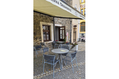 Café bar Písek - stoly ARKI a židle LISA Club