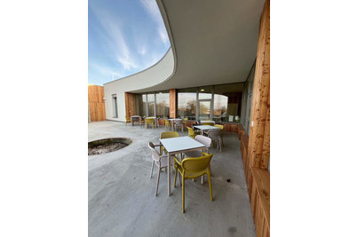 Vila Skřivánek - stoly CLARO a židle NUTA