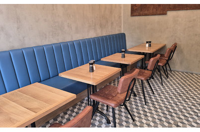 Boko bistro Vinohrady - interier - stoly Dominique 3 s masivní dřevěnou deskou a židle Maurice