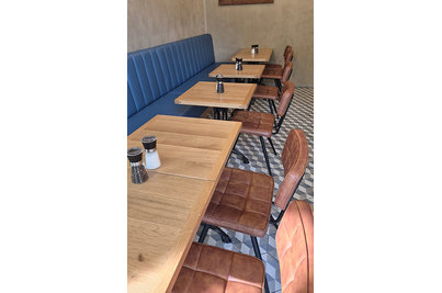 Boko bistro Vinohrady - interier - stoly Dominique 3 s masivní dřevěnou deskou a židle Maurice