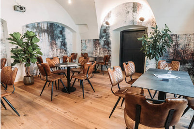 PEKNY Bistro - stoly PRATO 15 s kompaktní deskou a židle SOHO