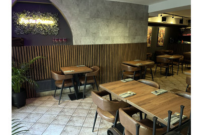 Rafariz Noodle House - stoly PRATO 16 a židle MONTREAL