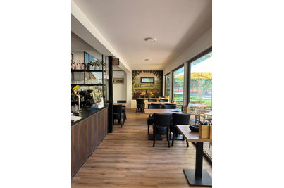 Pizzerie Terasa interier - stoly PRATO 16 s deskami Gold Craft Oak a židlemi Isabela Black