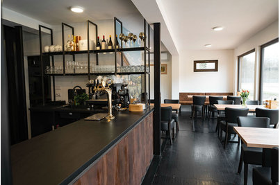 Pizzerie Terasa interier - stoly PRATO 16 s deskami Gold Craft Oak a židlemi Isabela Black