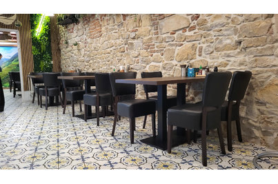 Bistro Moc Fusion - stoly PRATO 30 a židle Isabela Black