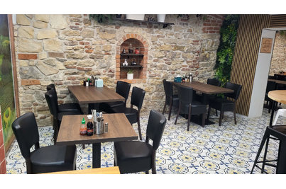 Bistro Moc Fusion - stoly PRATO 30 a židle Isabela Black