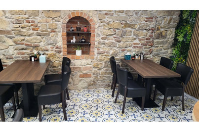 Bistro Moc Fusion - stoly PRATO 30 a židle Isabela Black