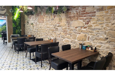 Bistro Moc Fusion - stoly PRATO 30 a židle Isabela Black