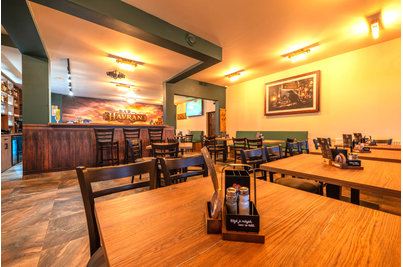 Bar Havran - stoly PRATO a čalouněné židle PUB
