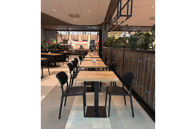 TOM's BURGER Smíchov - stoly s PRATO 16 s deskou Gold Craft Oak a židlemi NUTA