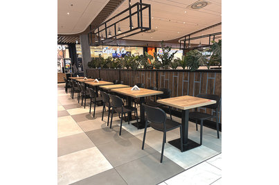 TOM's BURGER Smíchov - stoly s PRATO 16 s deskou Gold Craft Oak a židlemi NUTA